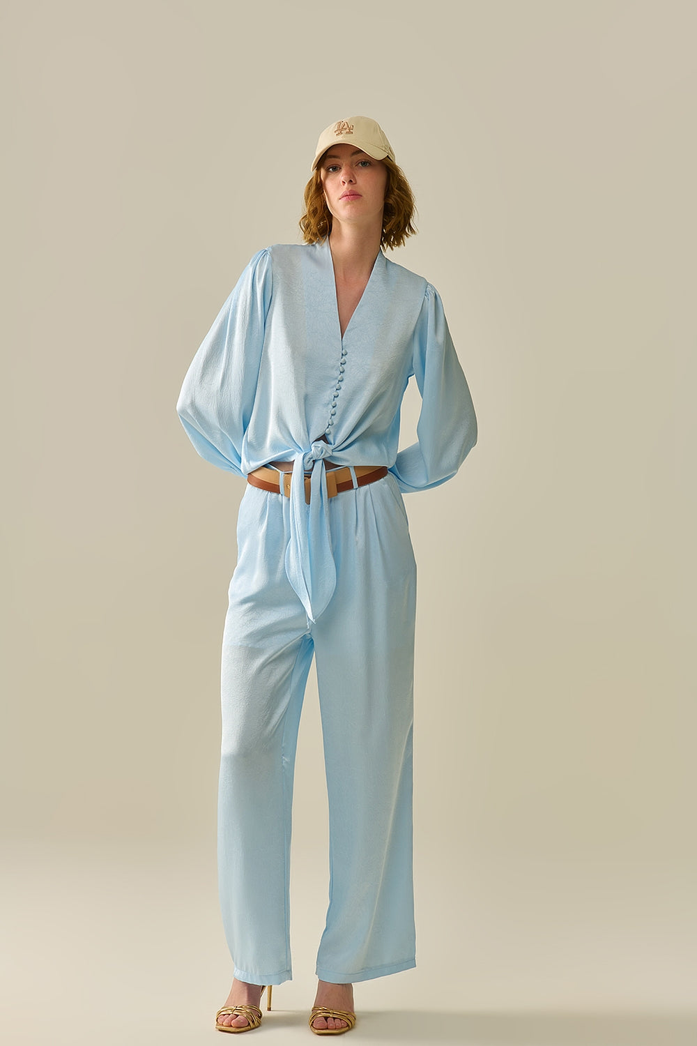 Camisa recortada abotonada en azul con nudo Q2