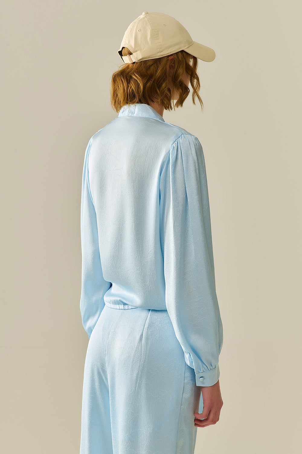 Camisa recortada abotonada en azul con nudo Q2