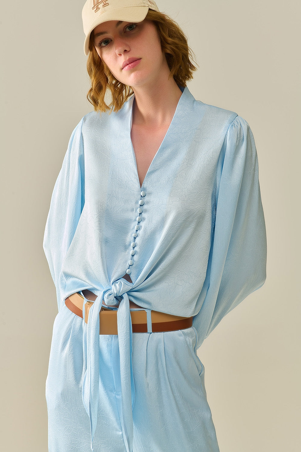 Camisa recortada abotonada en azul con nudo Q2