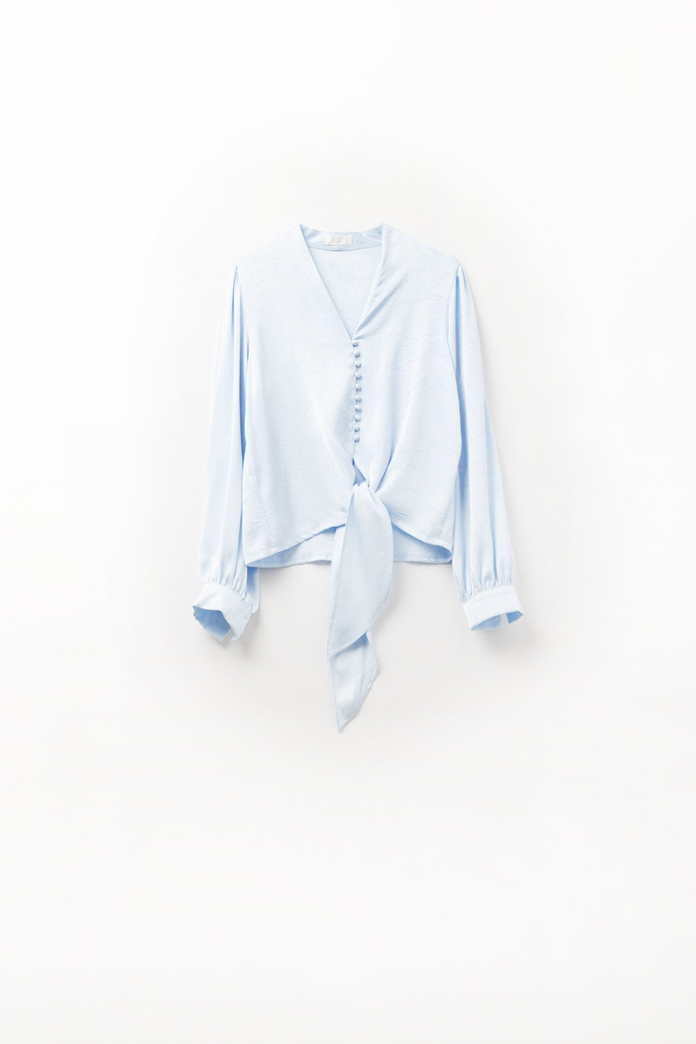 Camisa recortada abotonada en azul con nudo Q2