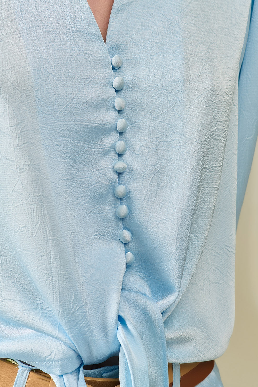 Camisa recortada abotonada en azul con nudo Q2