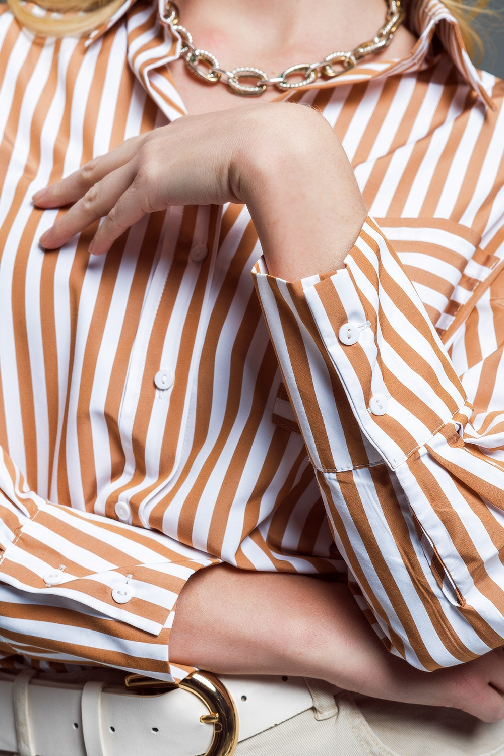 Camisa relajada a rayas con bolsillo a contraste en beige Q2