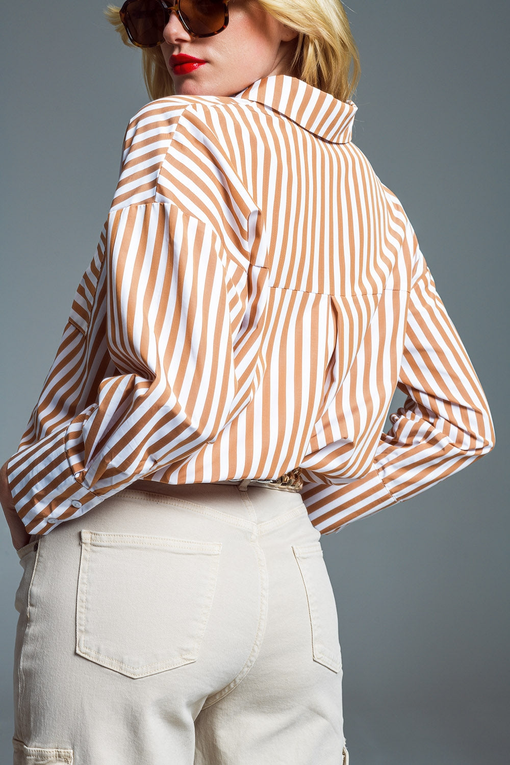 Camisa relajada a rayas con bolsillo a contraste en beige Q2