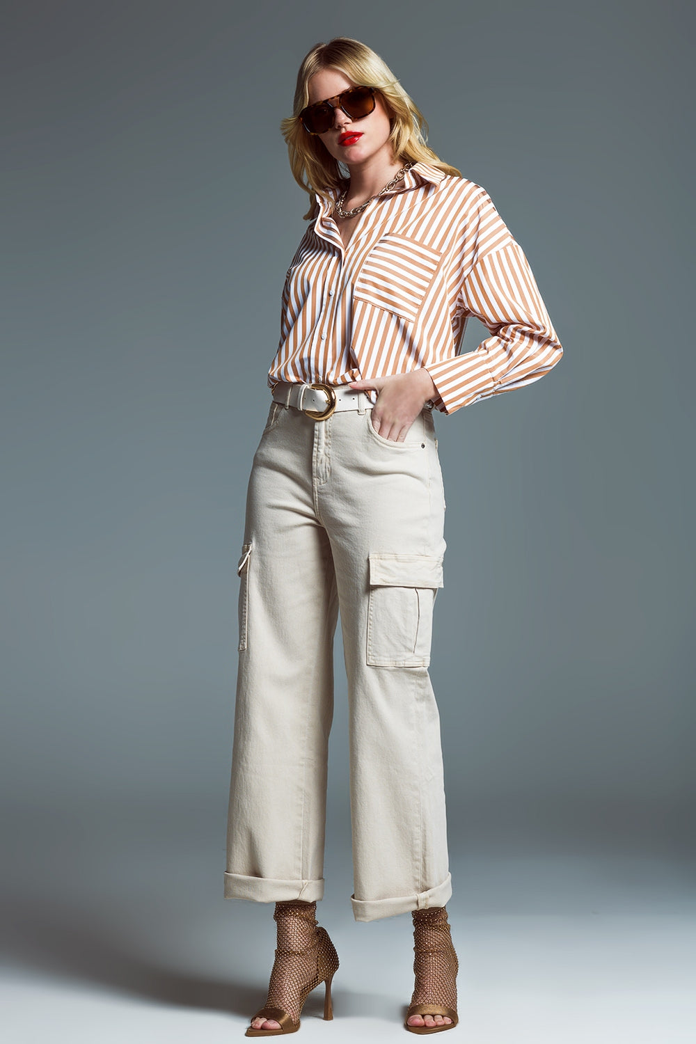 Camisa relajada a rayas con bolsillo a contraste en beige Q2