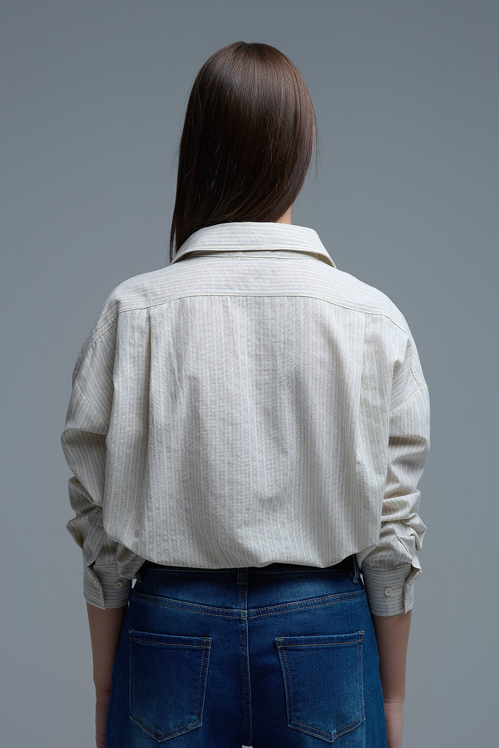 Camisa relajada a rayas con bolsillos sobredimensionados en el pecho Q2
