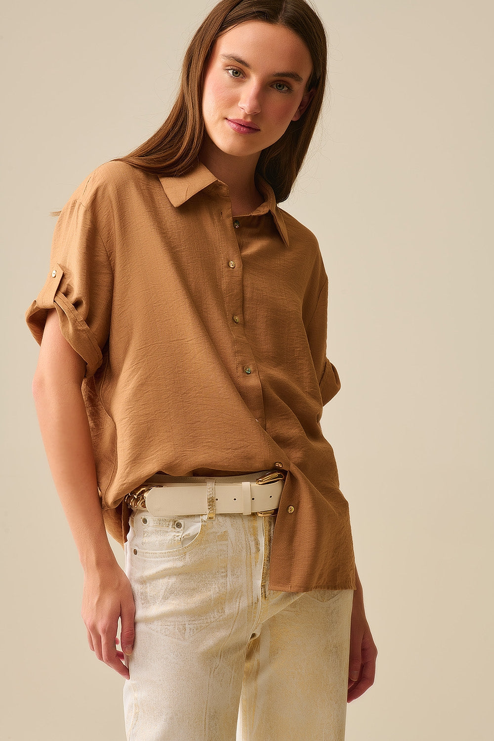 Q2 Camisa relajada camel de manga corta con botones dorados