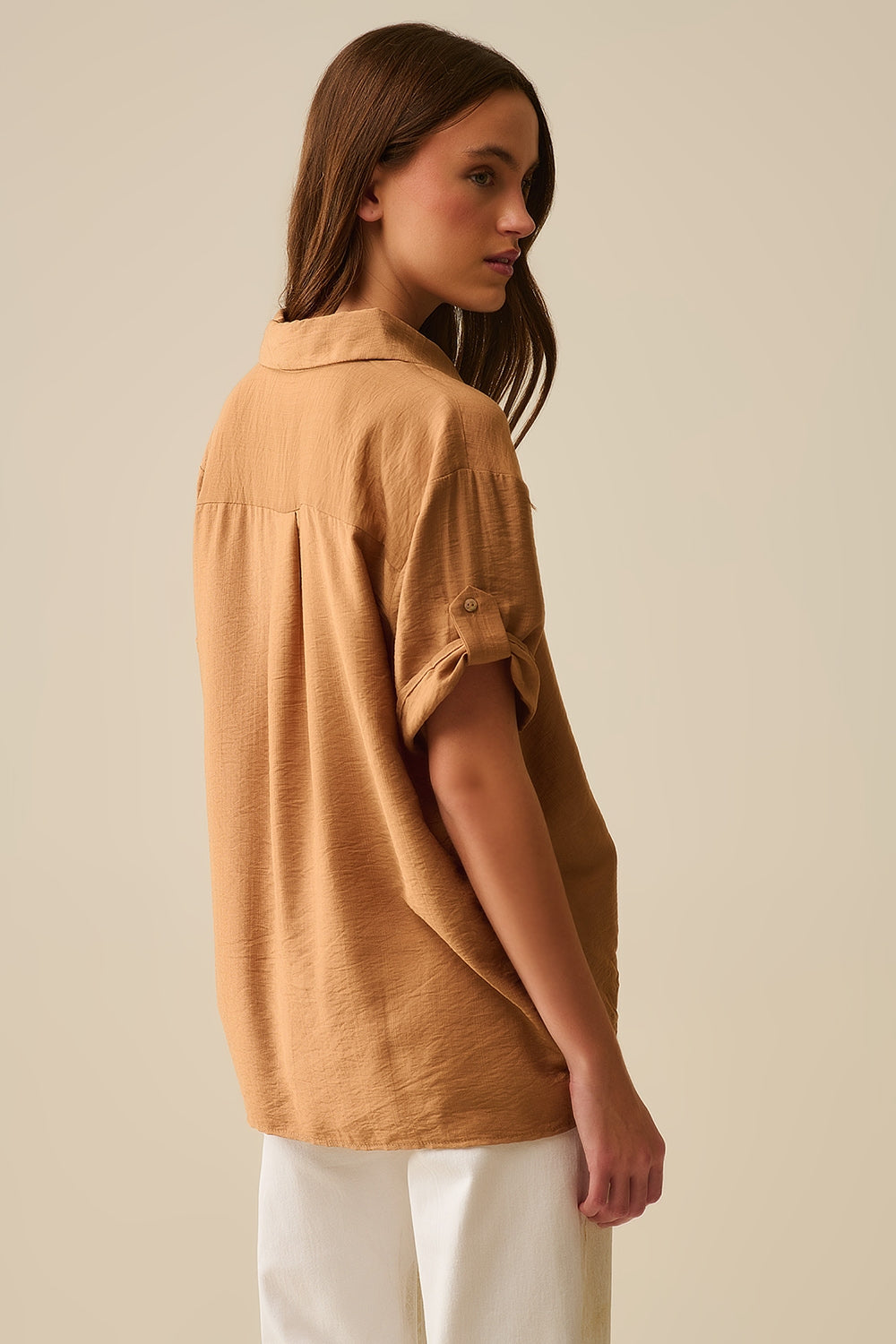 Camisa relajada camel de manga corta con botones dorados Q2