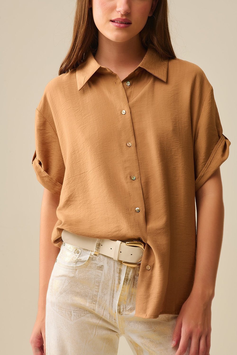 Camisa relajada camel de manga corta con botones dorados Q2