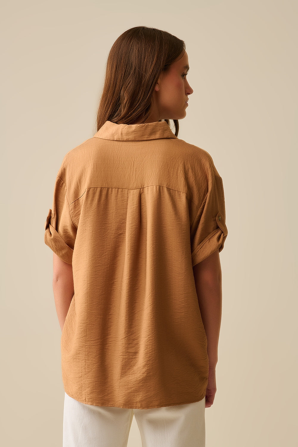 Camisa relajada camel de manga corta con botones dorados Q2