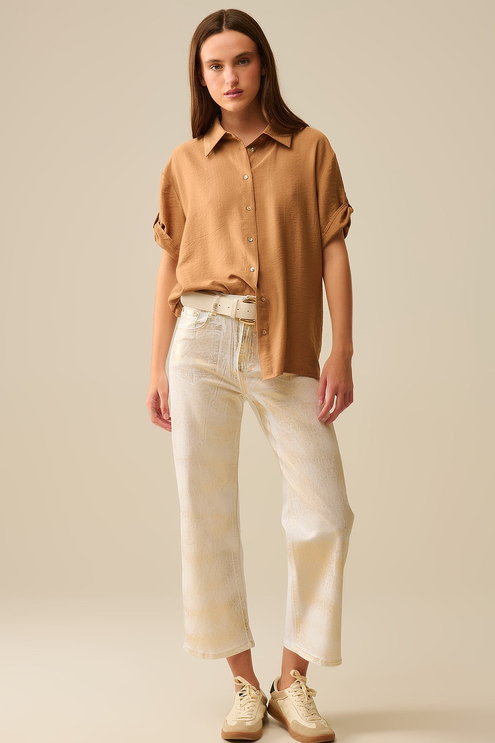 Camisa relajada camel de manga corta con botones dorados Q2