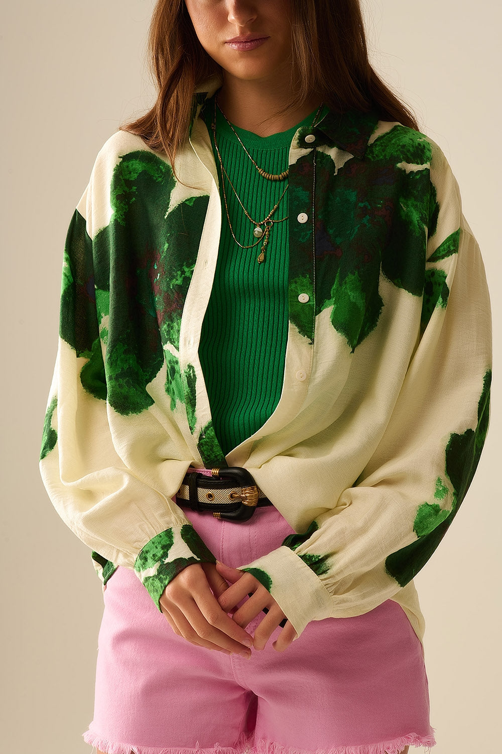 Camisa relajada con estampado de flores grandes en verde Q2