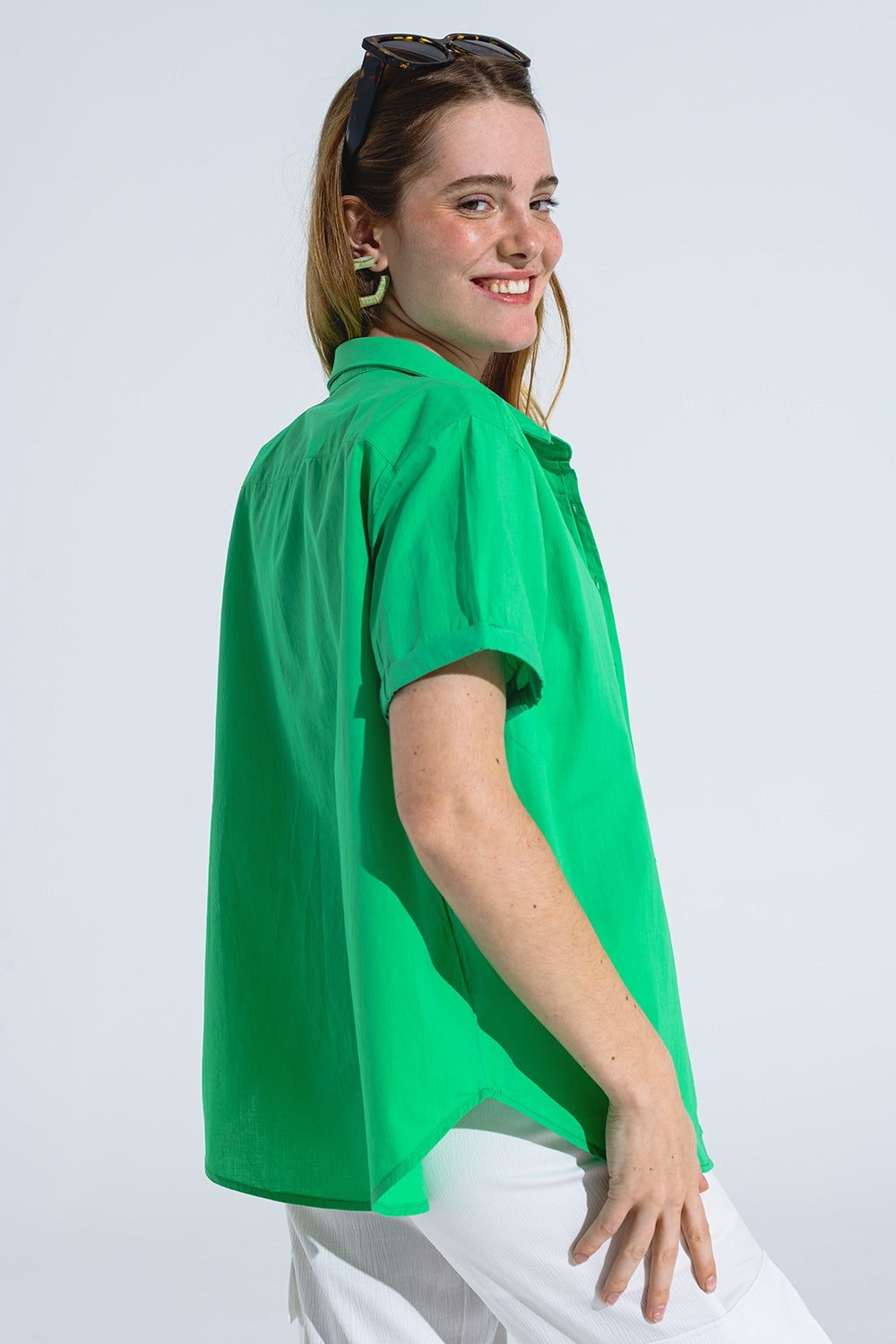 Camisa relajada de manga corta abotonada en verde Q2