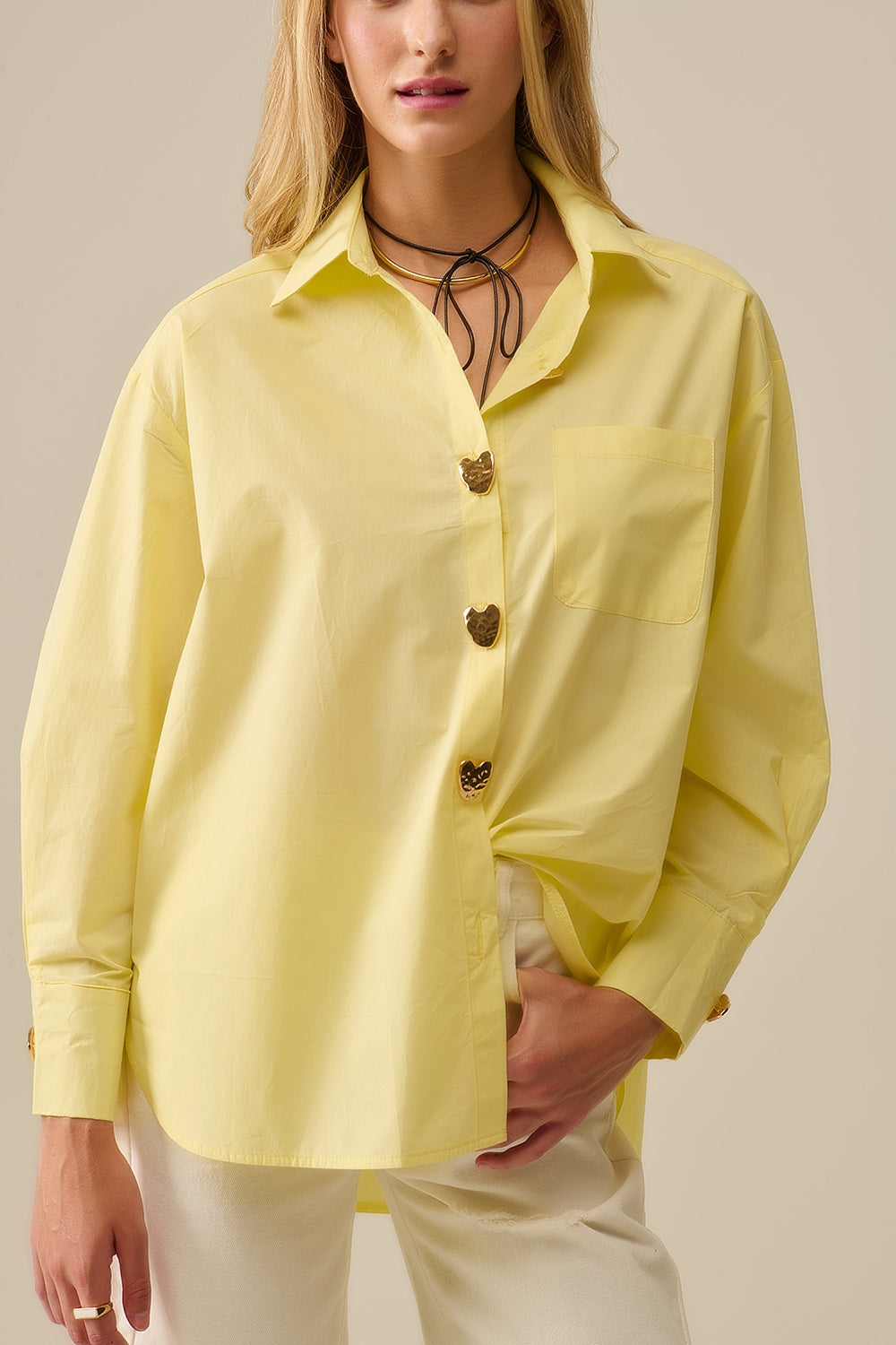 Camisa relajada de popelina con botones dorados en forma de corazón en amarillo Q2