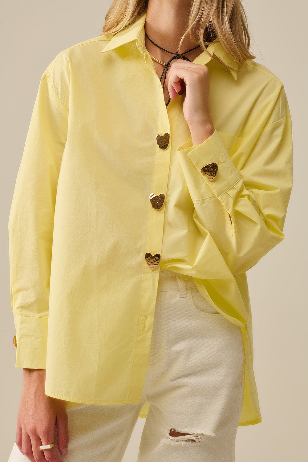 Camisa relajada de popelina con botones dorados en forma de corazón en amarillo Q2