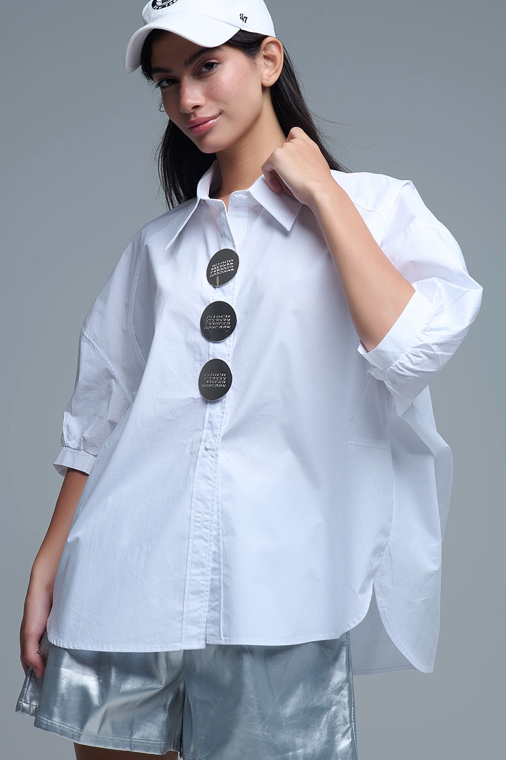 Camisa relajada de popelina de manga 3/4 con detalle de botones en blanco Q2