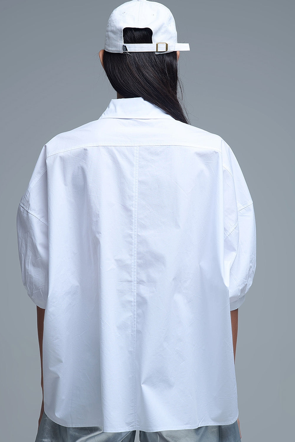 Camisa relajada de popelina de manga 3/4 con detalle de botones en blanco Q2