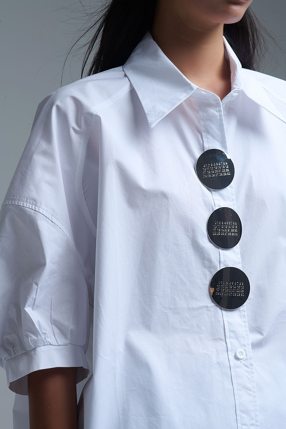 Camisa relajada de popelina de manga 3/4 con detalle de botones en blanco Q2