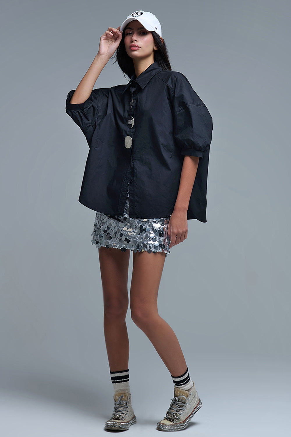 Camisa relajada de popelina de manga 3/4 con detalle de botones en negro Q2