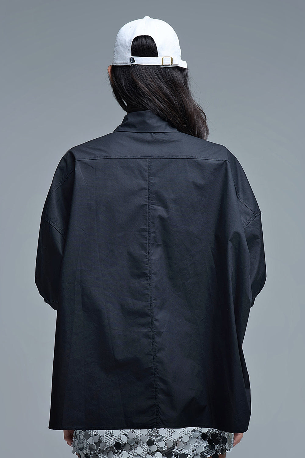 Camisa relajada de popelina de manga 3/4 con detalle de botones en negro Q2
