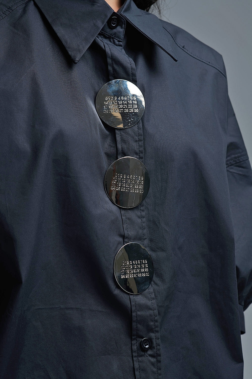 Camisa relajada de popelina de manga 3/4 con detalle de botones en negro Q2