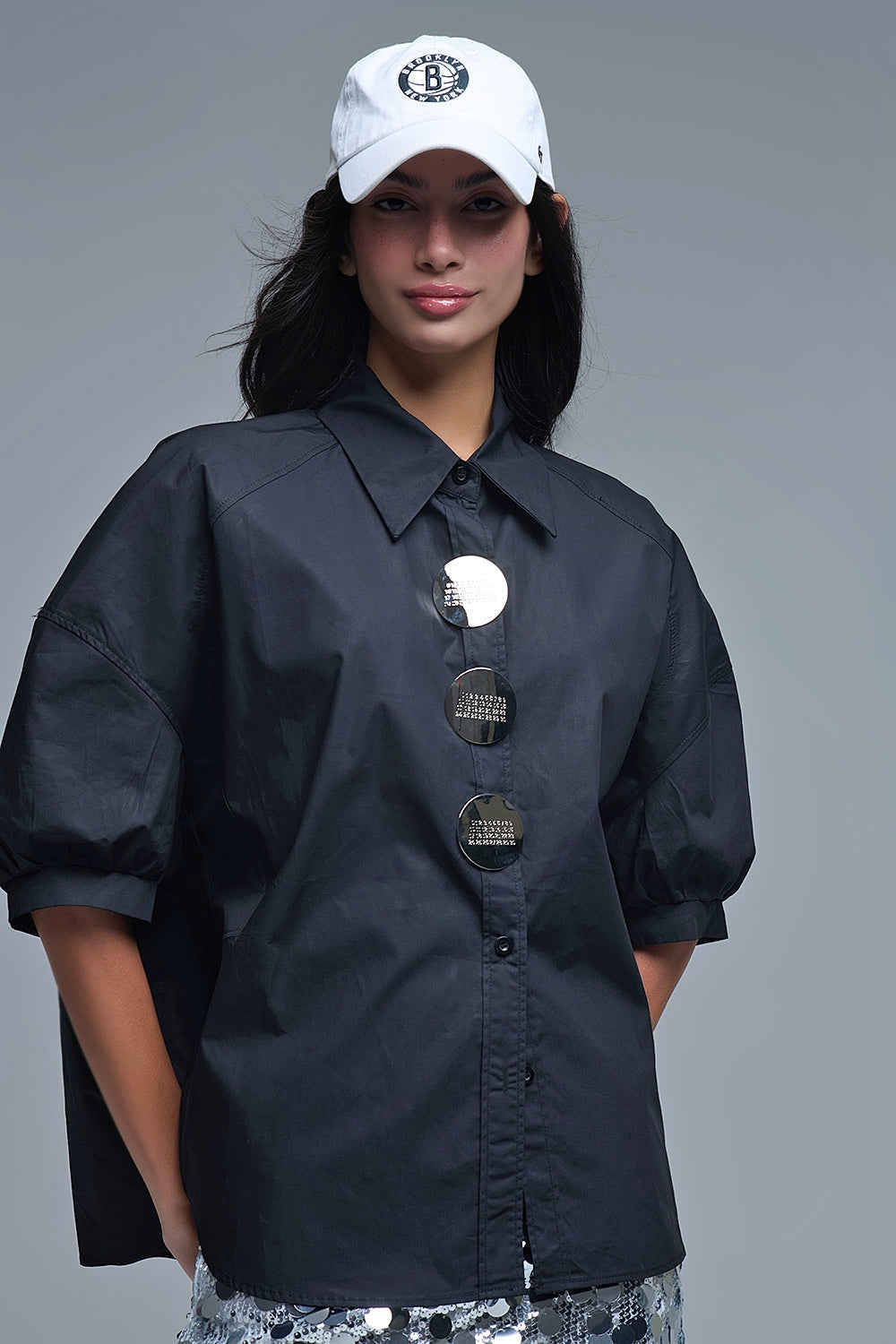 Camisa relajada de popelina de manga 3/4 con detalle de botones en negro Q2