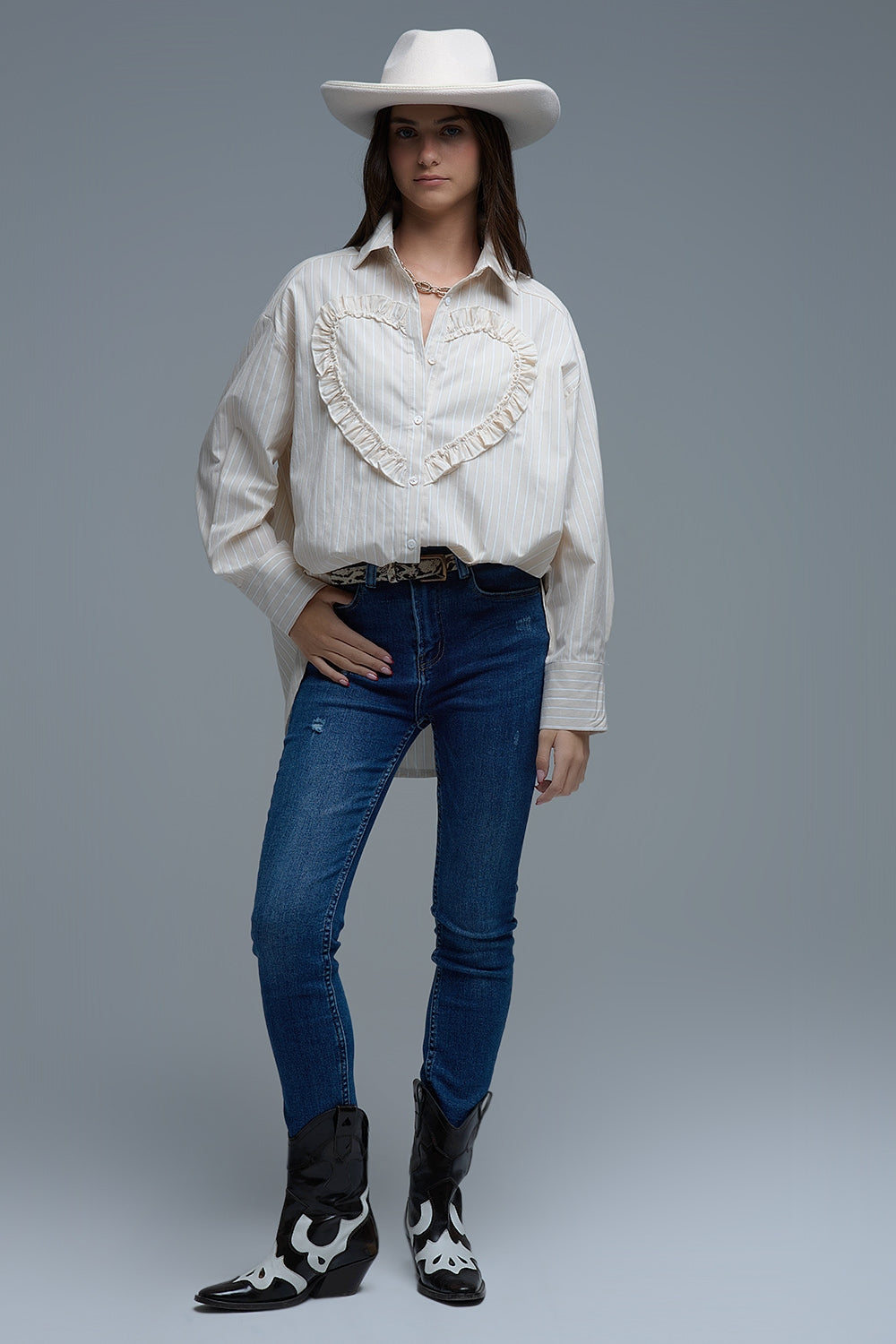 Camisa relajada de rayas beige con detalle de costura corazón Q2