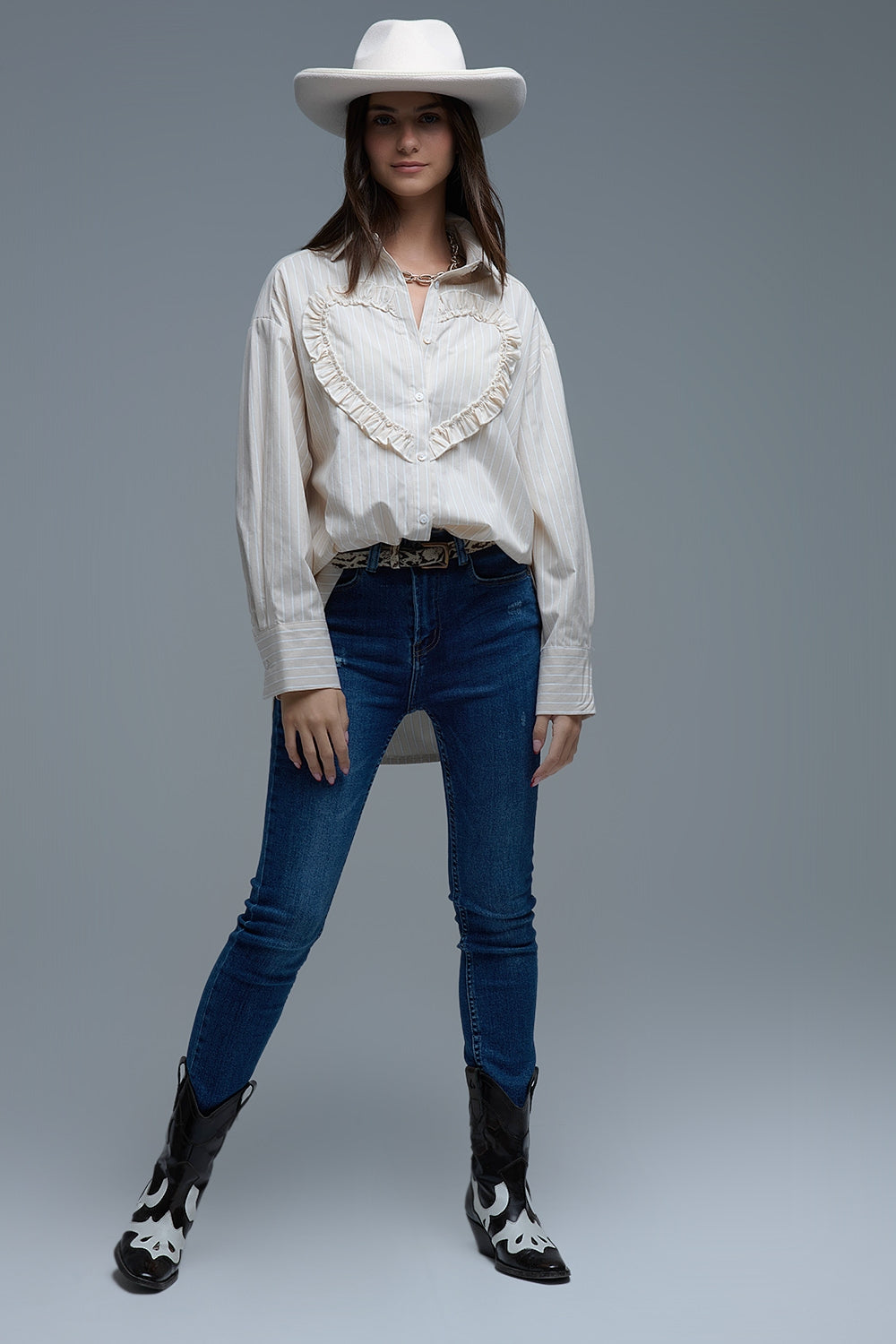 Camisa relajada de rayas beige con detalle de costura corazón Q2