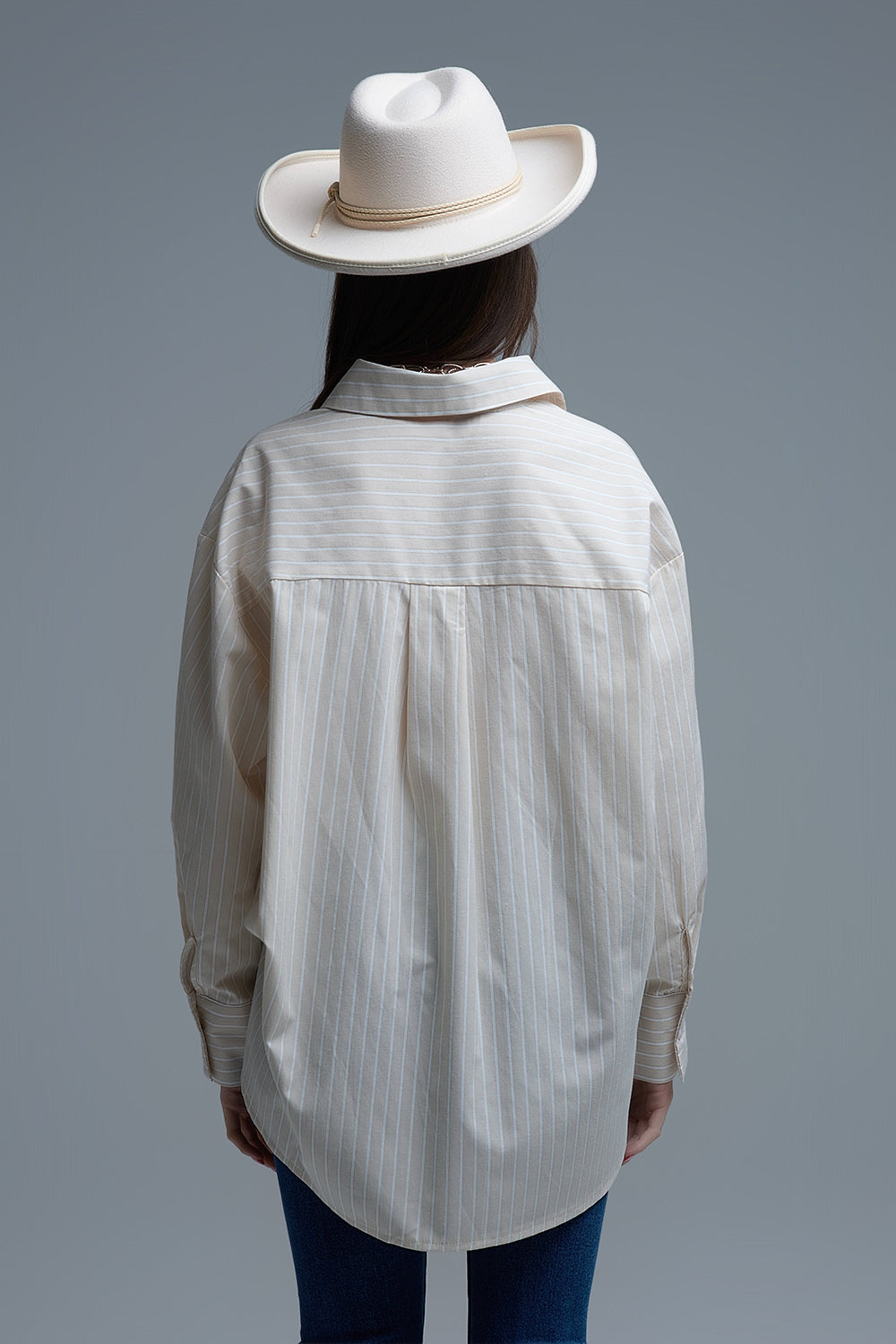 Camisa relajada de rayas beige con detalle de costura corazón Q2