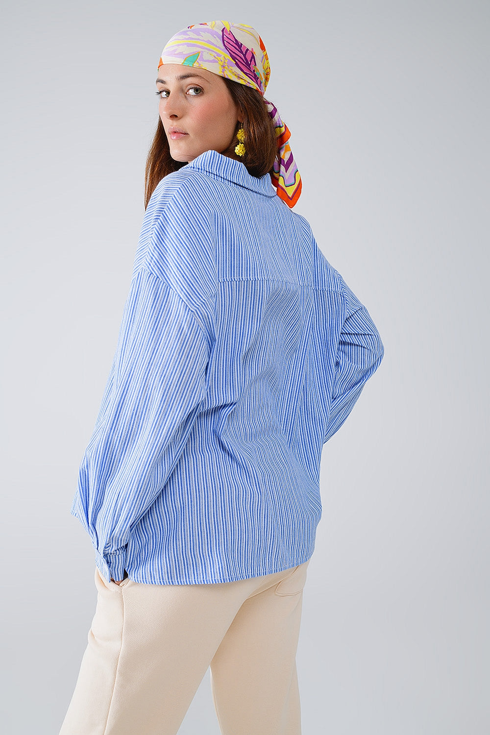 Camisa relajada de rayas finas en azul Q2