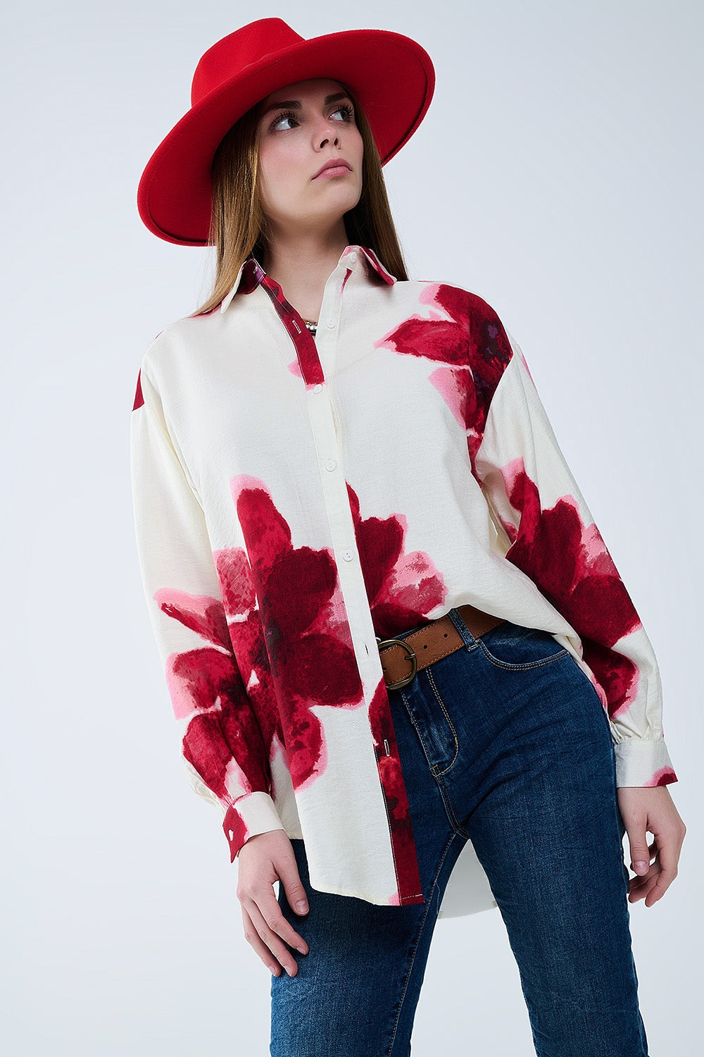 Camisa relajada en beige con estampado de flores tropicales en rojo Q2