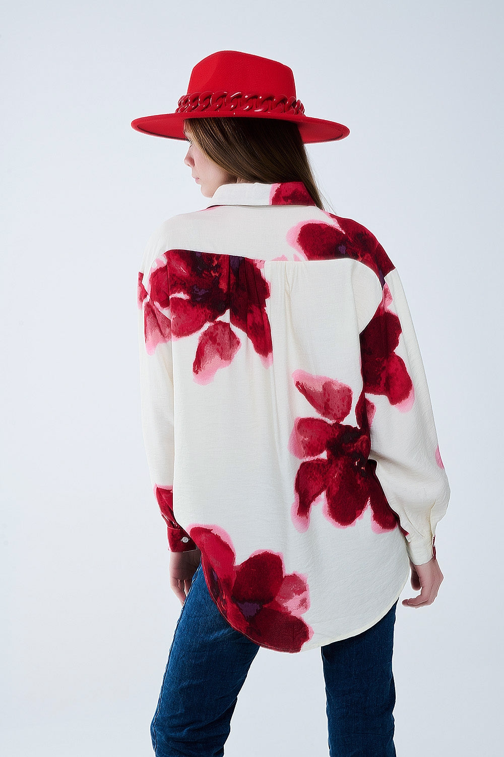 Camisa relajada en beige con estampado de flores tropicales en rojo Q2