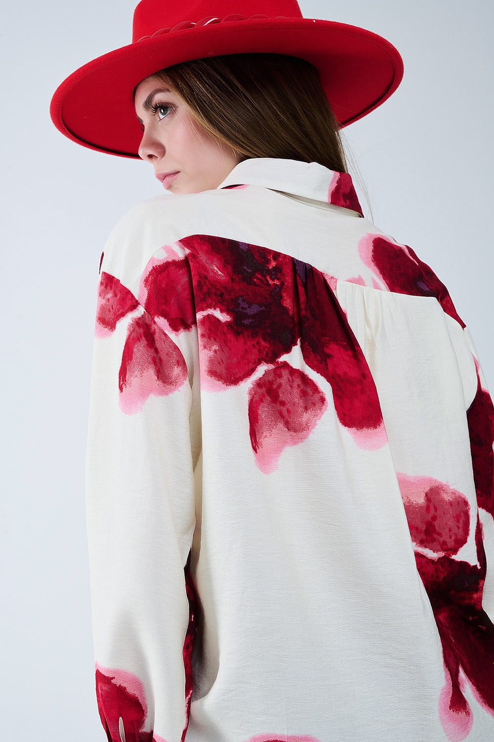 Camisa relajada en beige con estampado de flores tropicales en rojo Q2