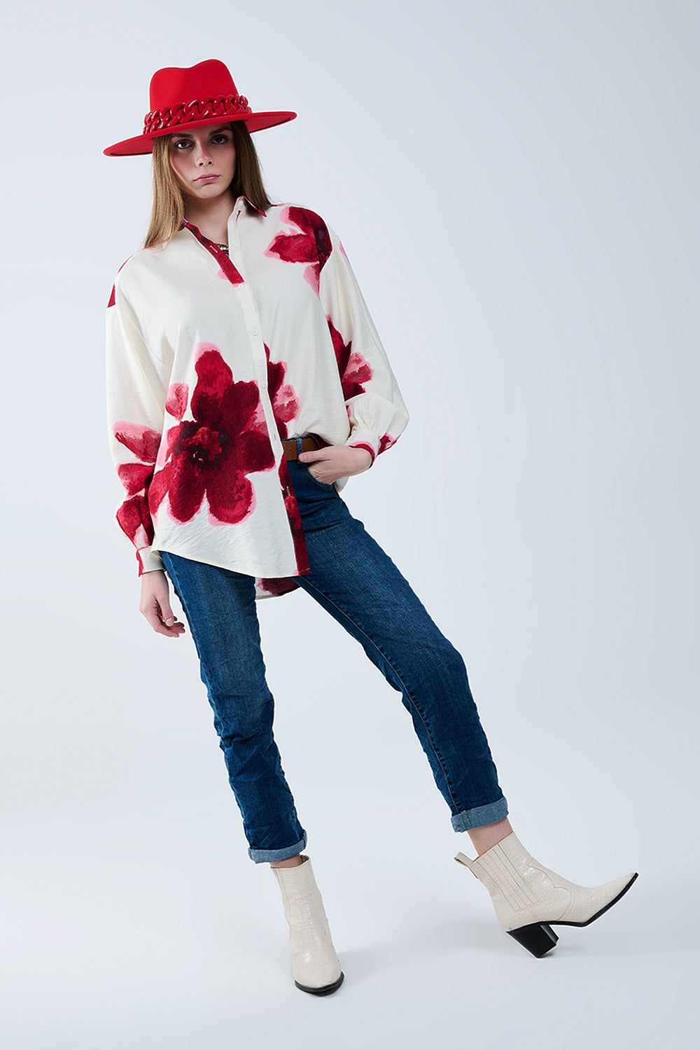 Camisa relajada en beige con estampado de flores tropicales en rojo Q2