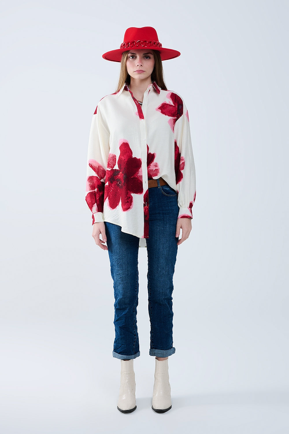 Camisa relajada en beige con estampado de flores tropicales en rojo Q2