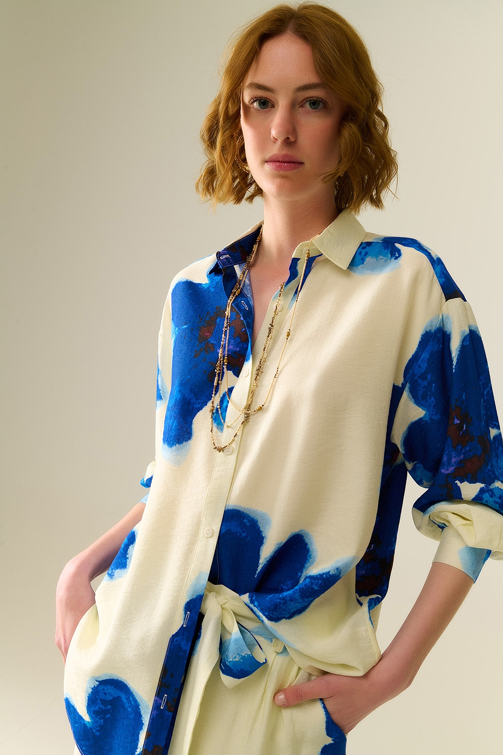 Camisa relajada en blanco con estampado de flores tropicales azules Q2