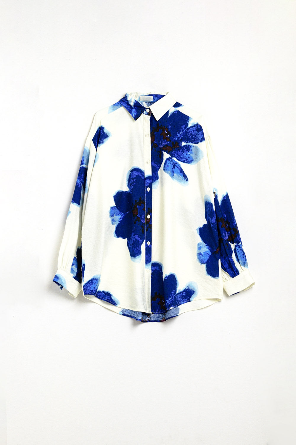 Camisa relajada en blanco con estampado de flores tropicales azules Q2