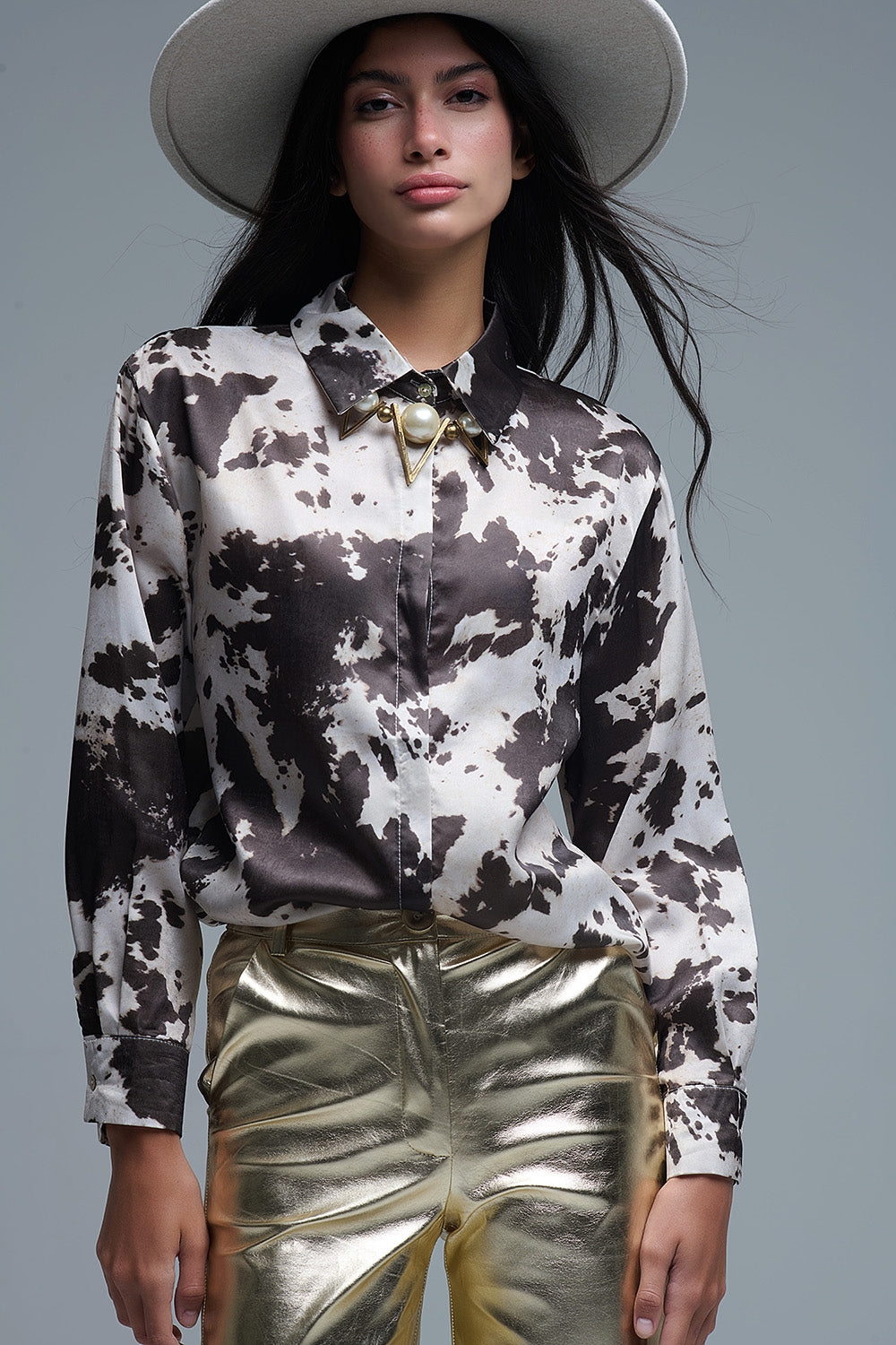Camisa relajada satinada marrón y crema con estampado de vaca Q2