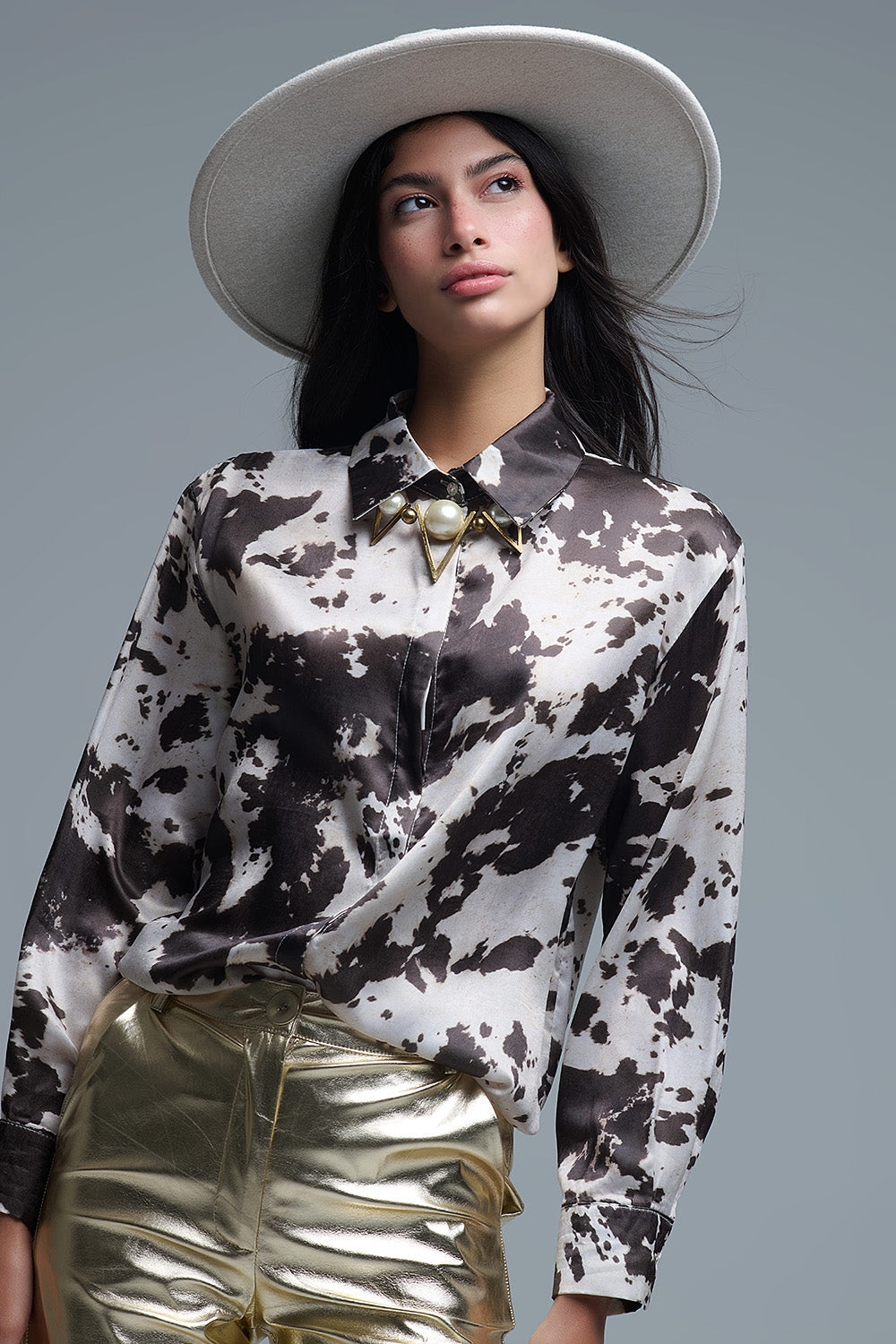 Camisa relajada satinada marrón y crema con estampado de vaca Q2