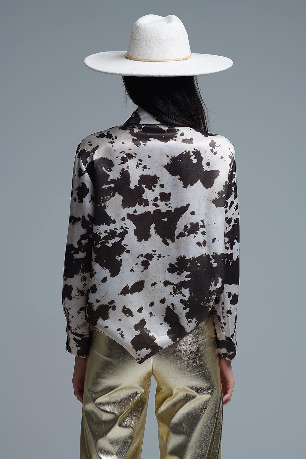Camisa relajada satinada marrón y crema con estampado de vaca Q2