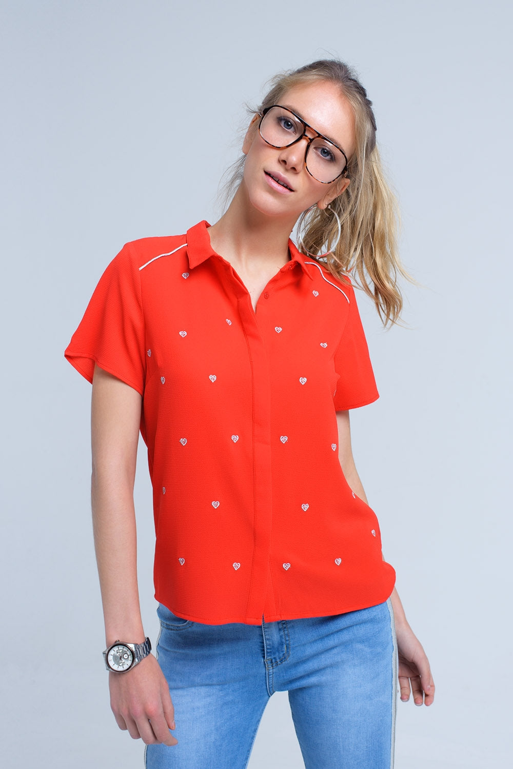 Q2 Camisa roja con bordado de corazones