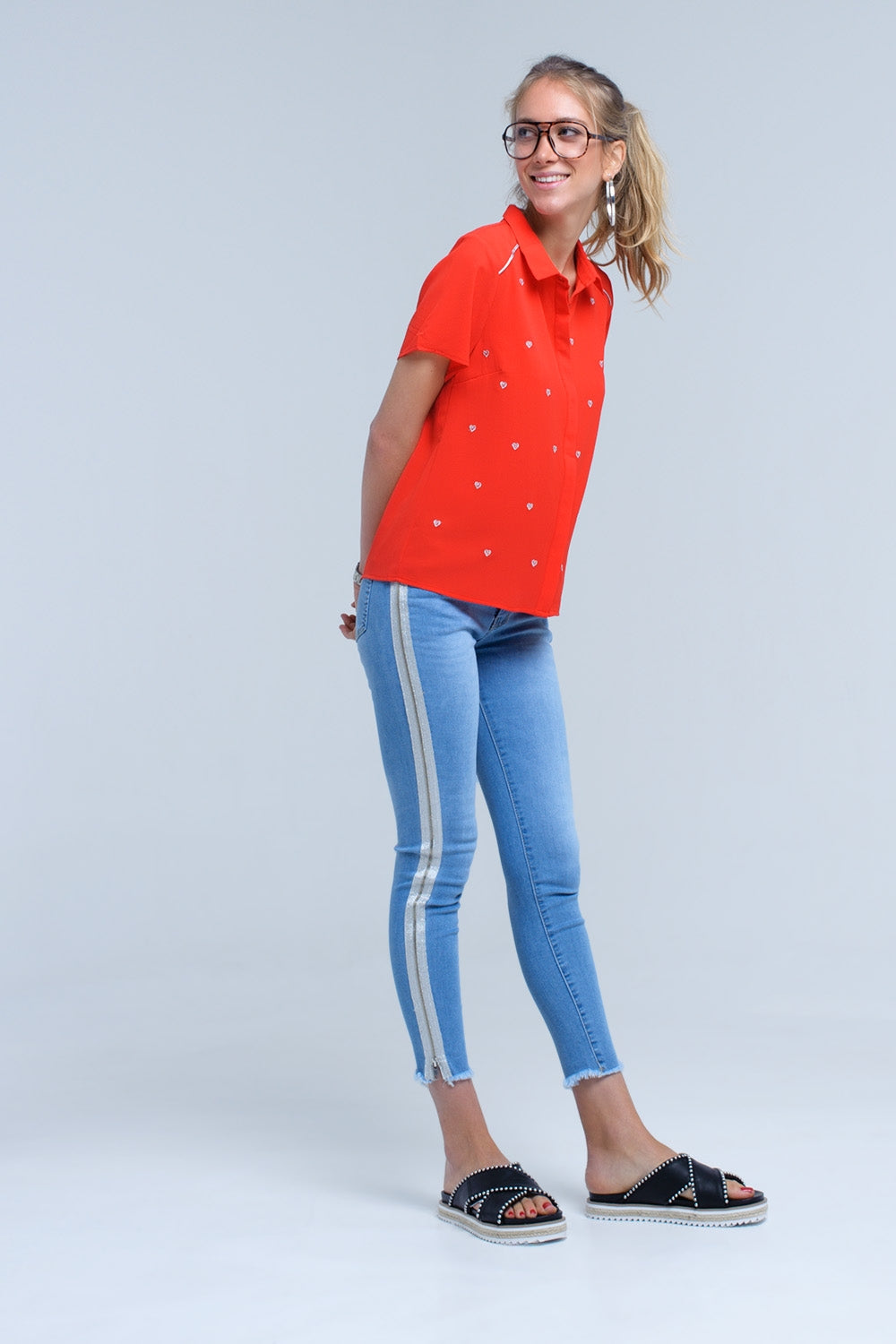 Camisa roja con bordado de corazones Q2