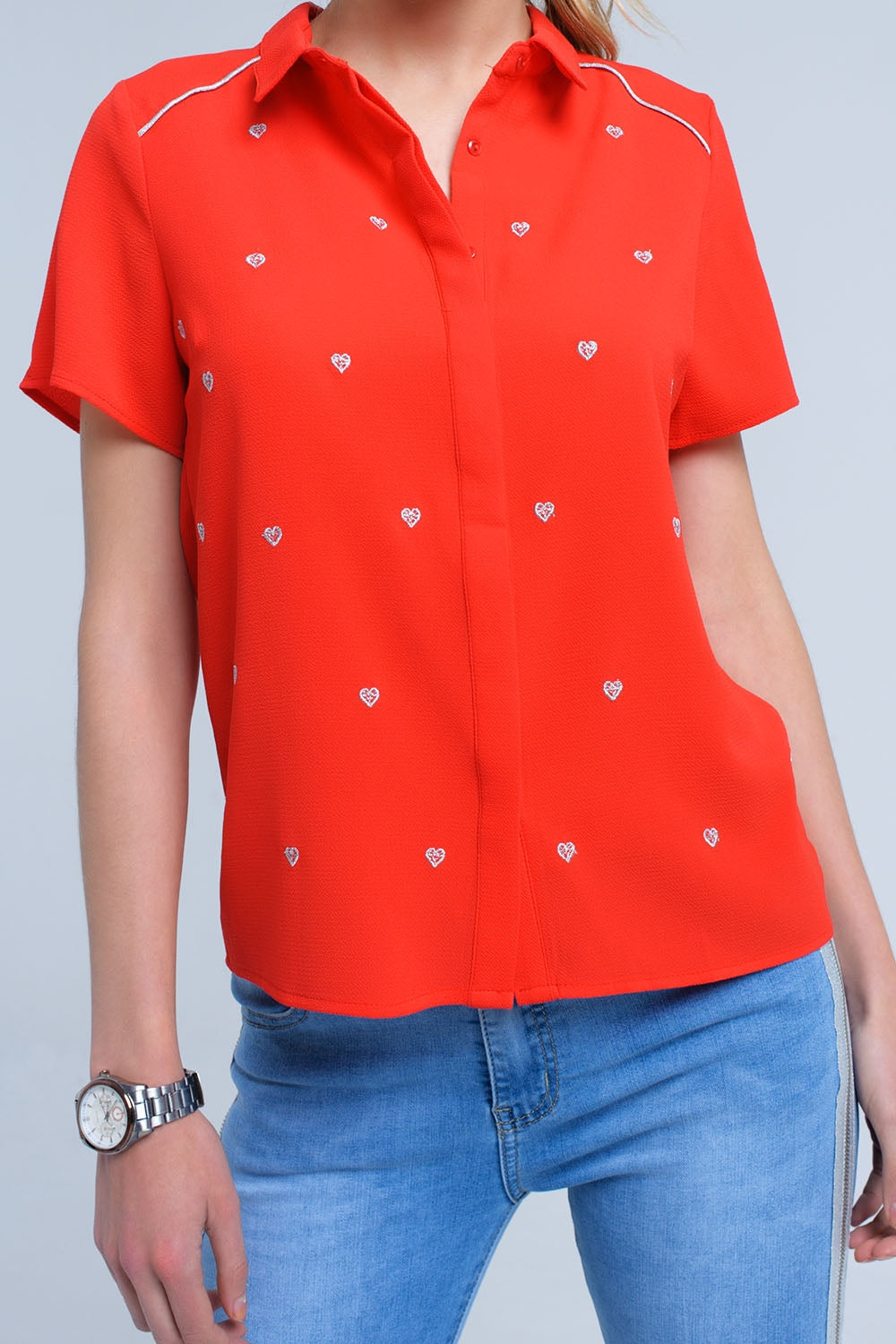 Camisa roja con bordado de corazones Q2
