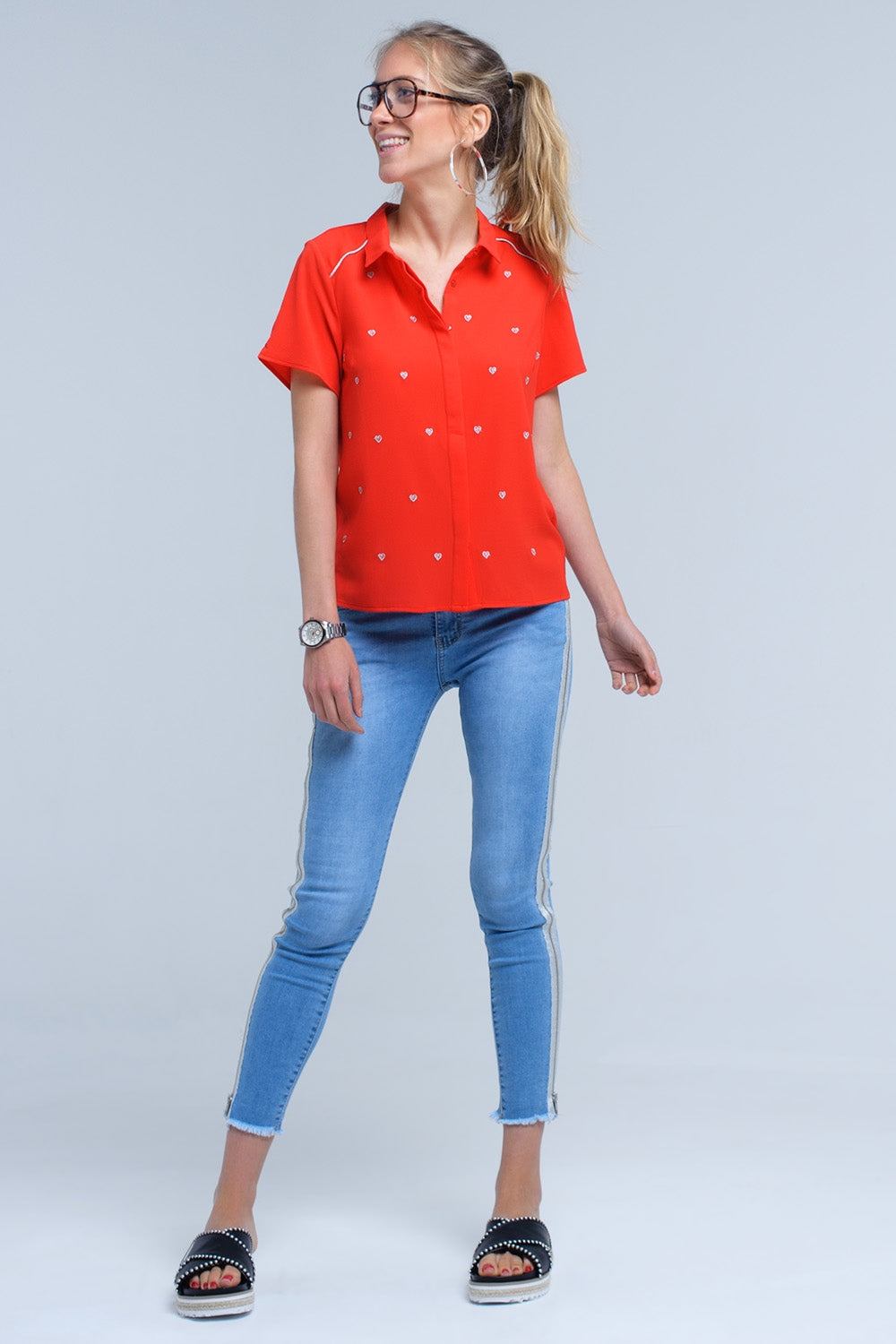 Camisa roja con bordado de corazones Q2