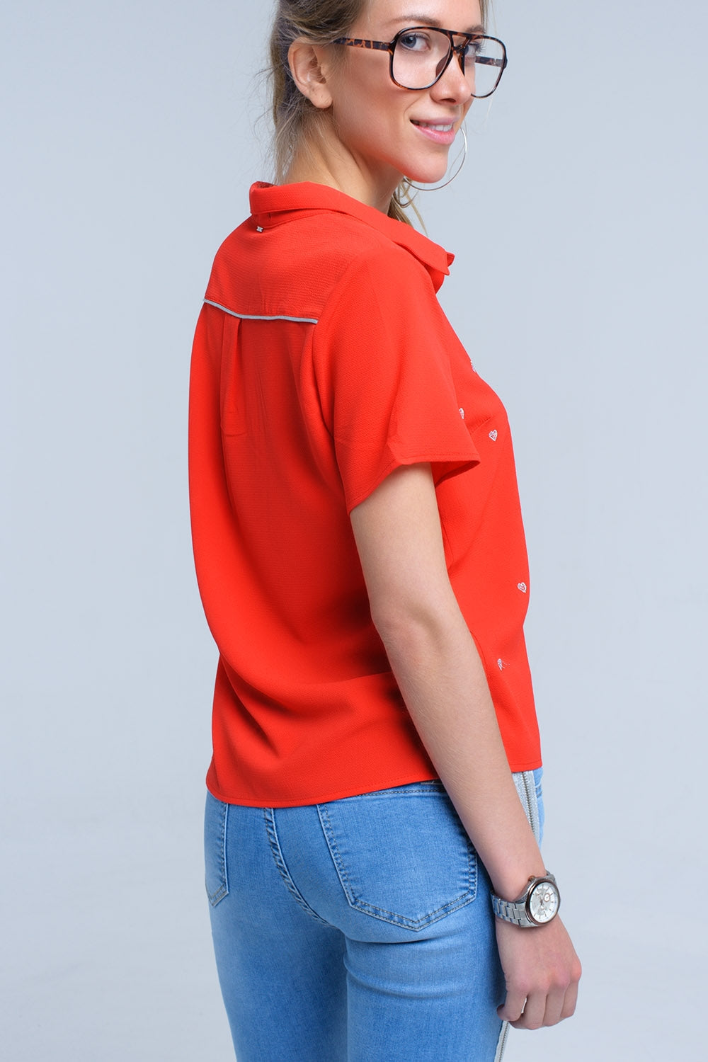 Camisa roja con bordado de corazones Q2