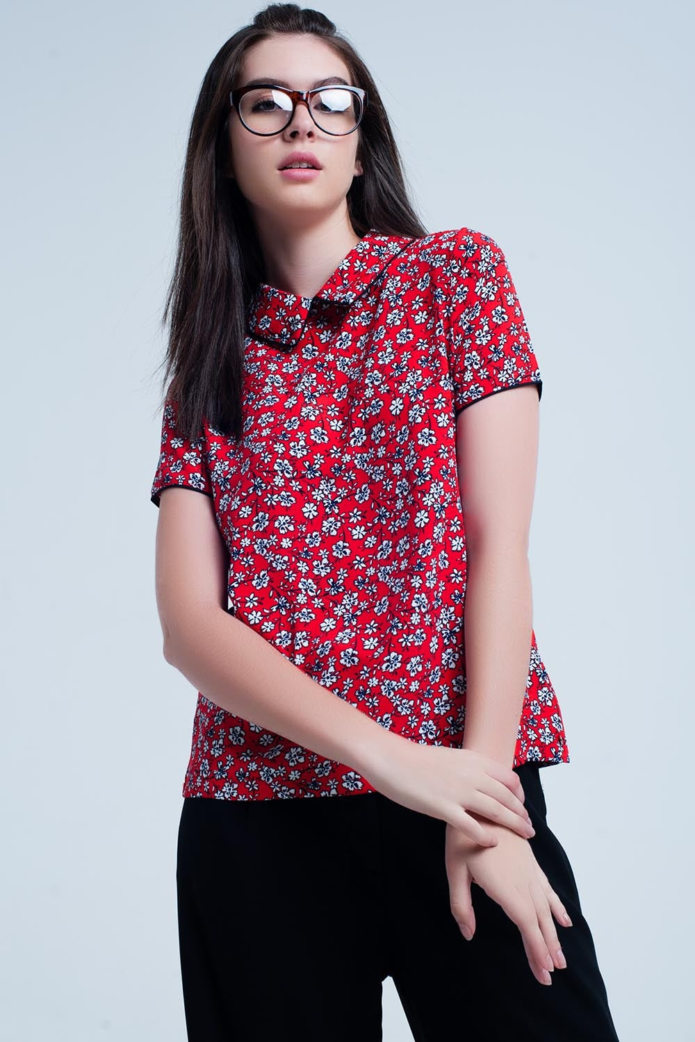 Camisa roja con flores blancas impresas Q2