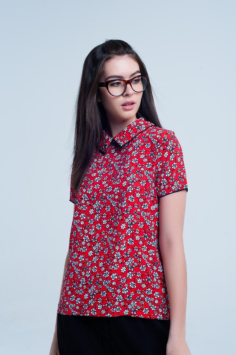 Camisa roja con flores blancas impresas Q2