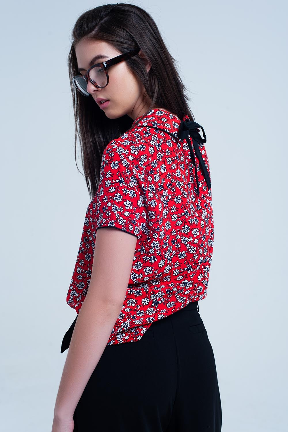 Camisa roja con flores blancas impresas Q2