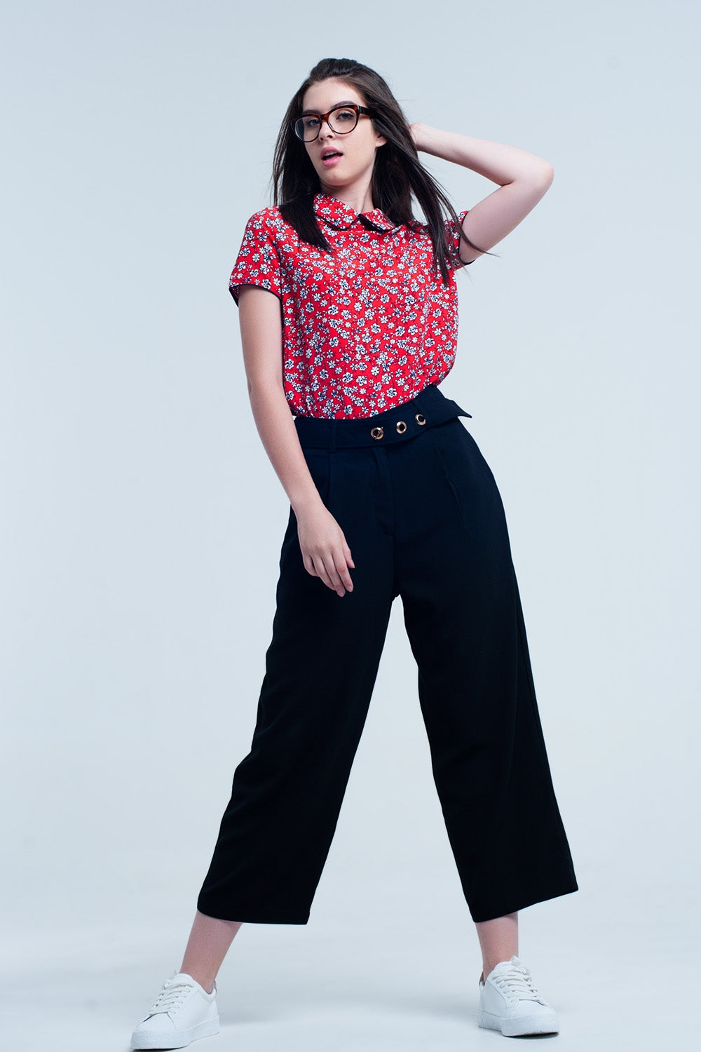 Camisa roja con flores blancas impresas Q2