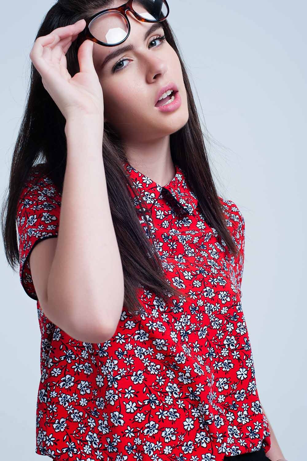 Camisa roja con flores blancas impresas Q2