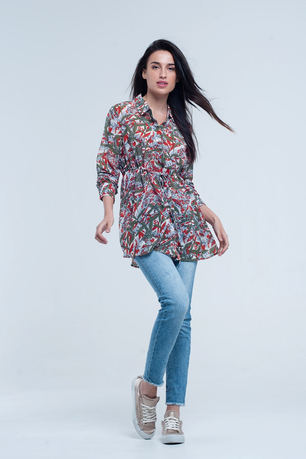 Camisa roja con flores y hojas impresas Q2